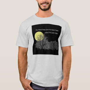Camiseta A lua aumentou sobre um campo aberto