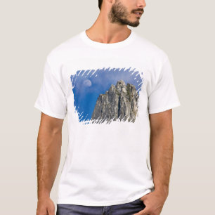 Camiseta A lua nasce e brilha através das nuvens