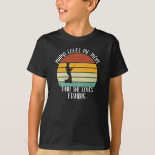 Camiseta A Mãe CLIENTE Me Ama Mais Do Que Ela Adora Pescar