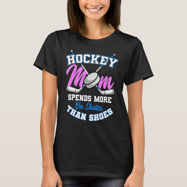 Camiseta A Mãe De Hockey Gasta Mais Em Skates Do Que Calçad (Frente)