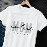 Camiseta A Mãe Mais Fria Desde 20XX Moderno, Um Pré-Disquet<br><div class="desc">Esta design simples e moderna é composta por tipografia sã-serif.</div>