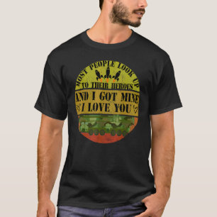 Camiseta A Maioria Das Pessoas Procura Seus Heroínas Eu Ten