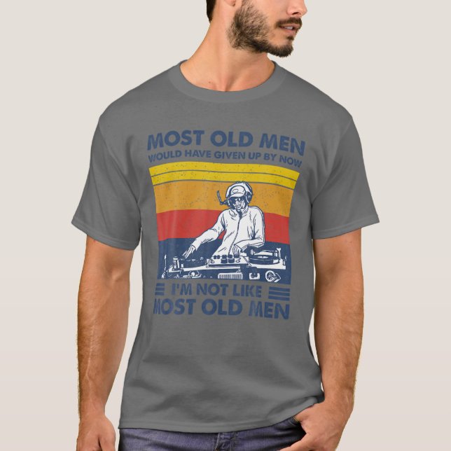 Camiseta A Maioria Dos Velhos Já Teria Desistido. (Frente)