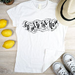 Camiseta A Mão Avisa-Se Com O Preto De Fluxo Em Branco<br><div class="desc">Simples e legal design de texto de inscrição à mão original Ir com o Fluxo em uma ilustração de onda para uma pessoa calma relaxada ou para aquela que quer lembrar a outra que a vida te traz o melhor se você relaxar e seguir a liderança da vida. Esta camisa...</div>