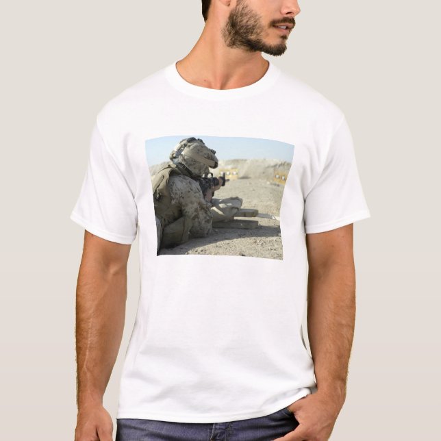 Camiseta A Marine dispara uma espingarda de serviço M16A2 (Frente)