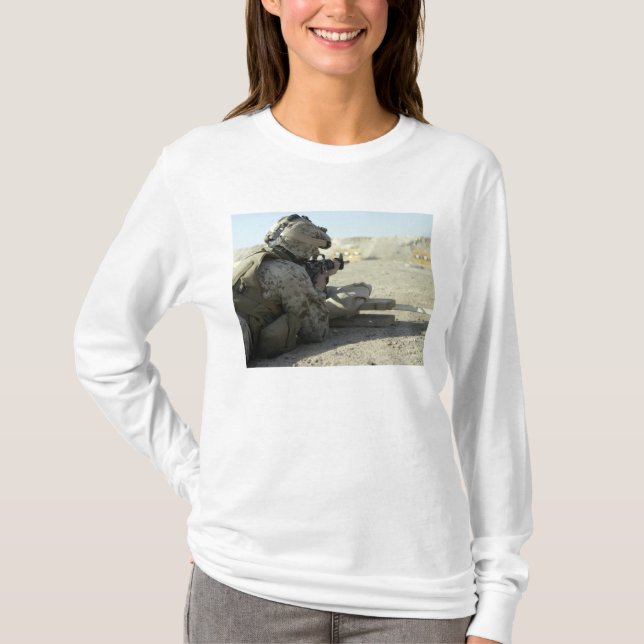 Camiseta A Marine dispara uma espingarda de serviço M16A2 (Frente)