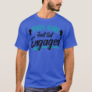 Camiseta A Menina Acabou De Receber Um Anúncio De Noivado D