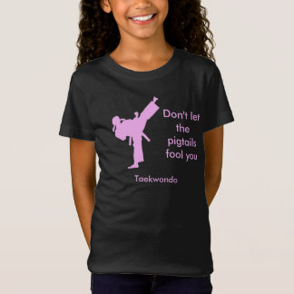 Camiseta A menina de Taekwondo não deixa as tranças