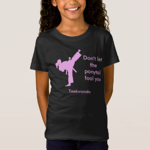 Camiseta A menina de Taekwondo não deixa o rabo de cavalo