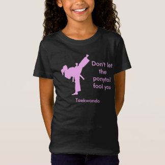 Camiseta A menina de Taekwondo não deixa o rabo de cavalo