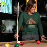 Camiseta A Mesa Personalizada De Piscina Do Vintage Billiar<br><div class="desc">Este gráfico de manga longa está pronto para ser personalizado com seu próprio texto personalizado. Seu texto aparece em letras marfim coloridas abaixo da minha ilustração realista do estilo de um conjunto de bolas billiard vintage. Adicione seu próprio slogan para criar um presente especial para os jogadores de piscina.</div>