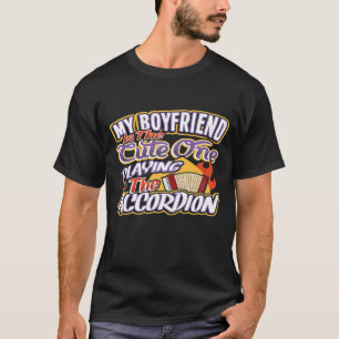 Camiseta A Minha Namorado É A Bela Jogando Acordeão.