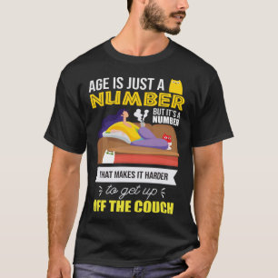 Camiseta A mulher está resfriando em um sofá com um gato re