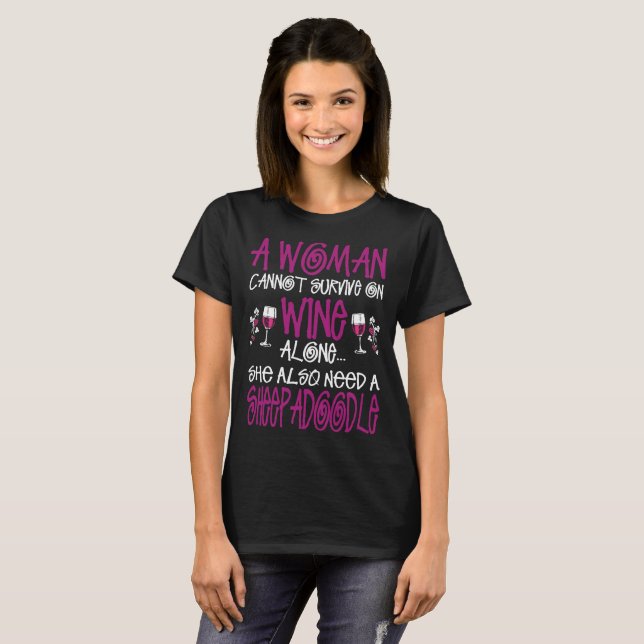 Camiseta A mulher sobrevive no vinho igualmente precisa o T (Frente Completa)