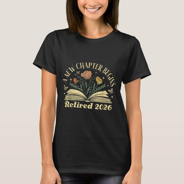 Camiseta A New Chapter Begins Retired 2026 Funny Teacher Re (Frente)