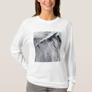 Camiseta A nuvem modela visível sobre a ilha Aleutian