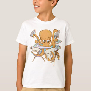 Camiseta A passar o polvo, sobrecarregada por tarefas.