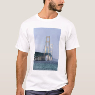Camiseta A Ponte Mackinac que atravessa o Estreito de