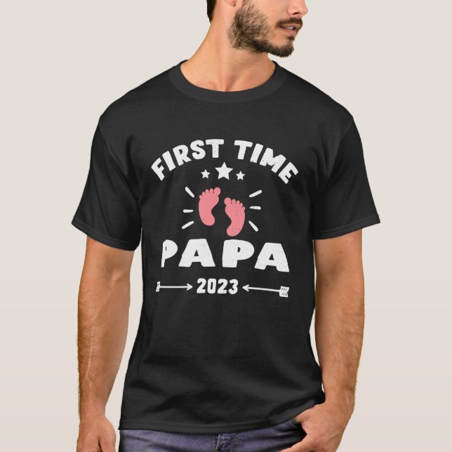 Camiseta A primeira vez que Papa 2023 for Papa New Baby Fam (Frente)