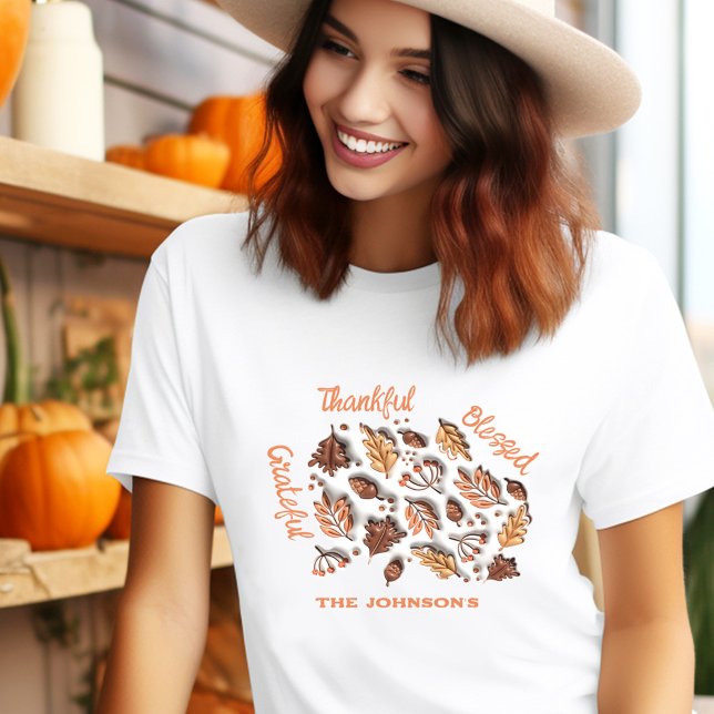 Camiseta A Queda de Ação de Graças deixa o moderno nome da  (Thanksgiving Fall Leaves Modern Custom Family Name T-Shirt)