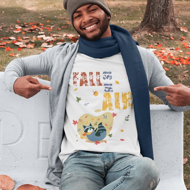 Camiseta A Queda Está No Ar Com O Acaxo (Fall Is In Air With Swinging Raccoon T-Shirt)