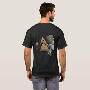 Camiseta A Rainha das Pirâmides, de cor preta,
