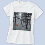 Camiseta A Raposa e a Floresta<br><div class="desc">Uma raposa vermelha solitária se sustenta sob pinheiros em uma floresta escura. Uma pintura paisagística para amantes de animais, natureza e vida selvagem.</div>
