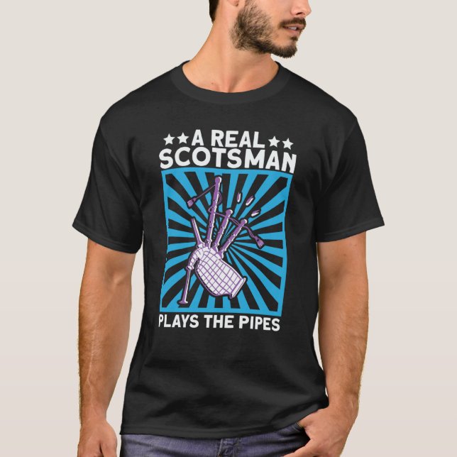 Camiseta A Real Scotsman Plays The Pipes Scottish And Bagpi (Frente)