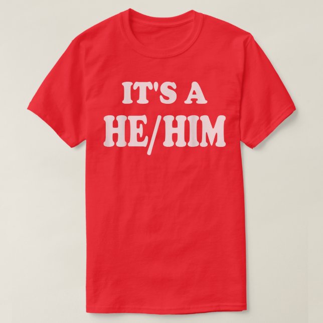 Camiseta A Revelação do Gênero É Um Menino Pronoun Ele (Frente do Design)