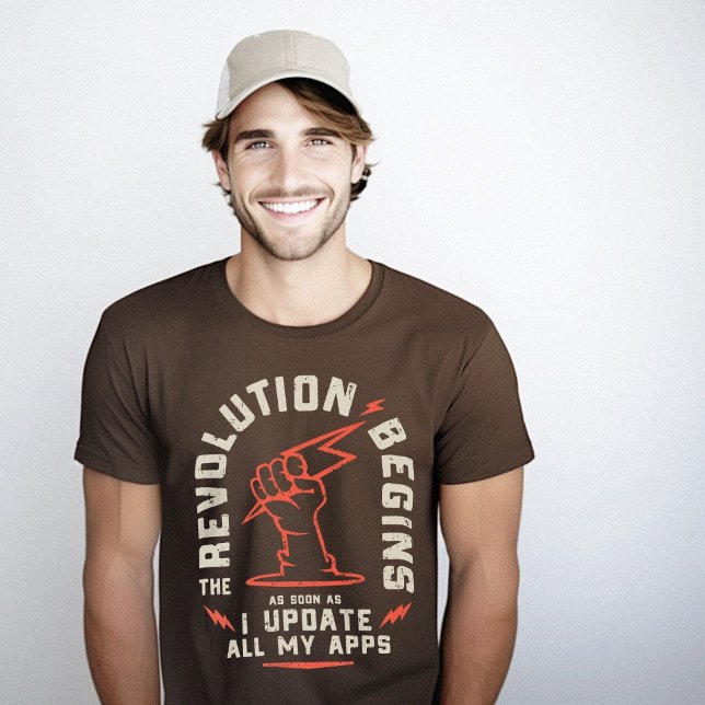 Camiseta A Revolução Começa A Atualizar O Geek De Aplicativ (Revolution Begins Update Apps Geek Sarcastic T-Shirt)