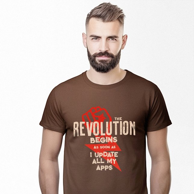 Camiseta A revolução inicia aplicativos atualizados Geek en (Revolution Begins Updated Apps Geek Funny T-Shirt)