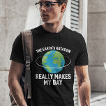 Camiseta A rotação da Terra faz do meu dia ciência divertid<br><div class="desc">Esta camiseta de trocadilho apresenta uma adorável ilustração do nosso planeta com a frase "A rotação da Terra realmente faz o meu dia" em uma fonte branca de todos os bonés e faz a roupa perfeita no Dia da Terra e todos os dias para aumentar a conscientização sobre a proteção...</div>