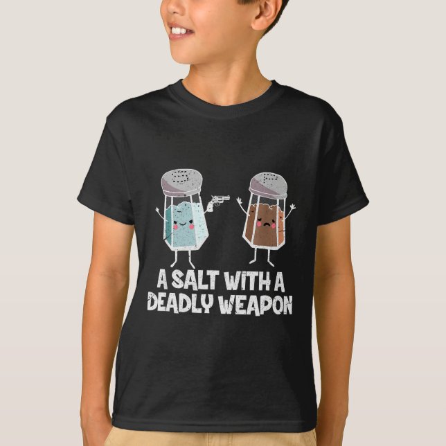 Camiseta A Salt With A Deadly Wean Funny Food Pun Gun Kawai (Frente)