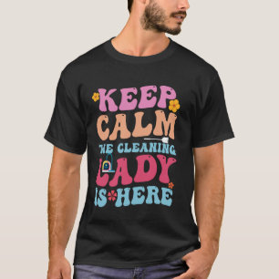 Camiseta A Senhora Limpadora Está Aqui - Engraçada Limpeza