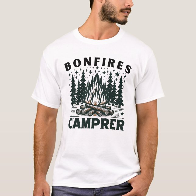 Camiseta A Serene Camping Scene with a Starry Night Bonfire (Frente)