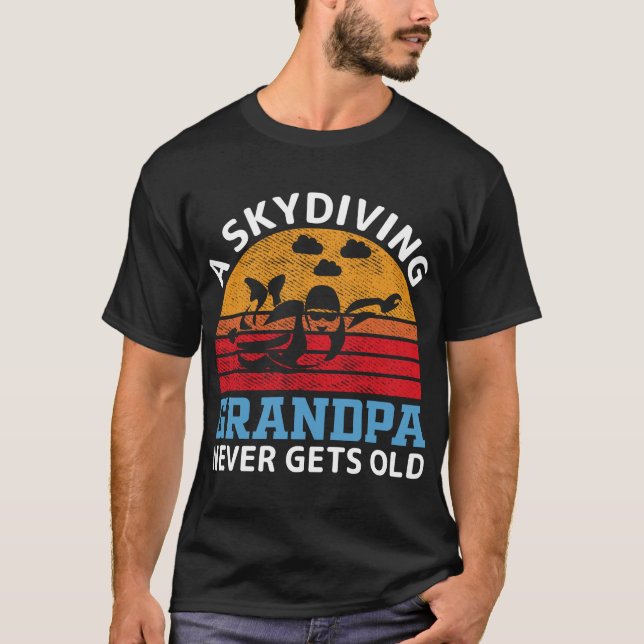 Camiseta A-Skydiving-Grandpa-Nunca-T-shirt (Frente)