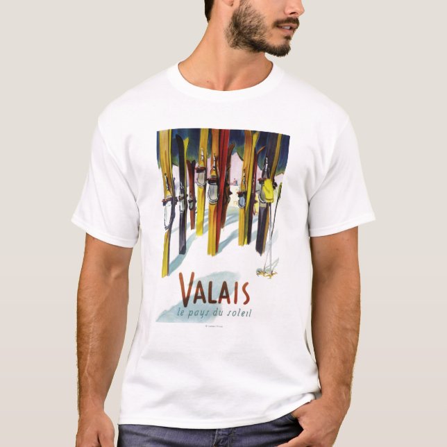 Camiseta A terra da luz do sol - esquis que estão na neve (Frente)