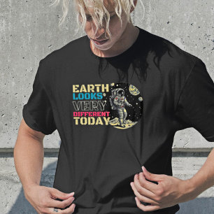 Camiseta A Terra Parece Diferente Hoje - Astronauta Retro