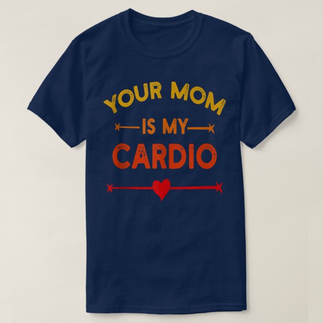Camiseta A Tua Mãe É A Minha Academia De Cardio, Muscular,  (Frente do Design)