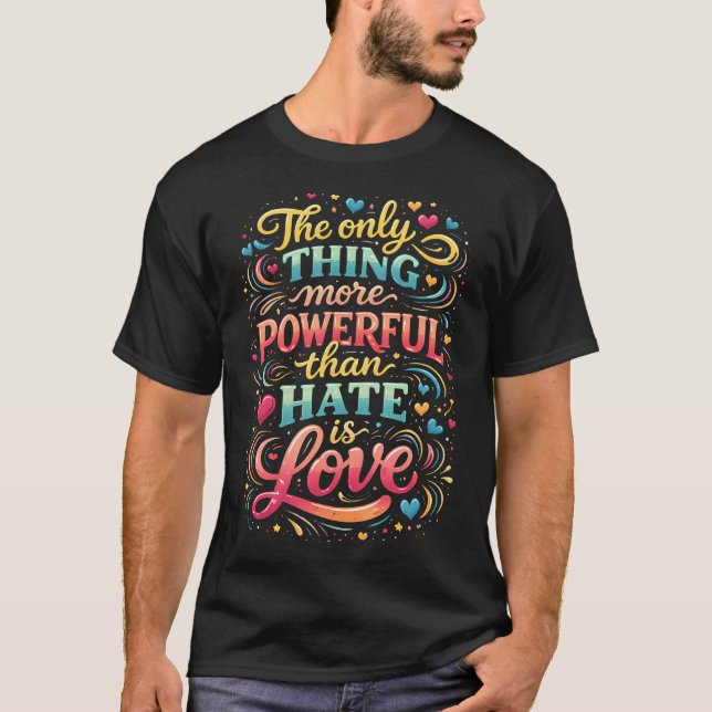 Camiseta A Única Coisa Mais Poderosa Do Que o Ódio É (Frente)