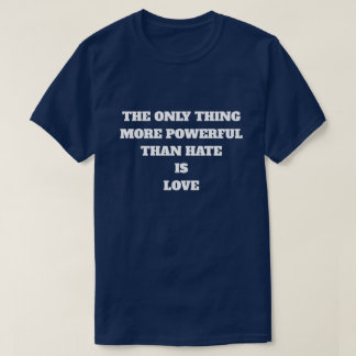 CAMISETA A ÚNICA COISA MAIS PODEROSA DO QUE ÓDIO É AMOR