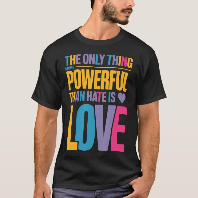 Camiseta A Única Coisa Mais Poderosa Do Que Ódio É Amor (Frente)