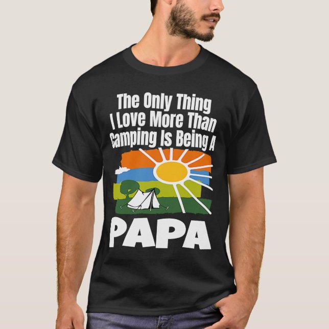 Camiseta A Única Coisa Que Eu Amo Mais Do Que Acampar É Ser (Frente)