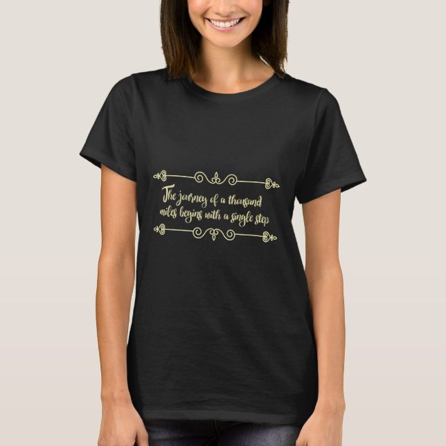 Camiseta A Viagem Começa Com Um Solteiro De Filosofia Q (Frente)