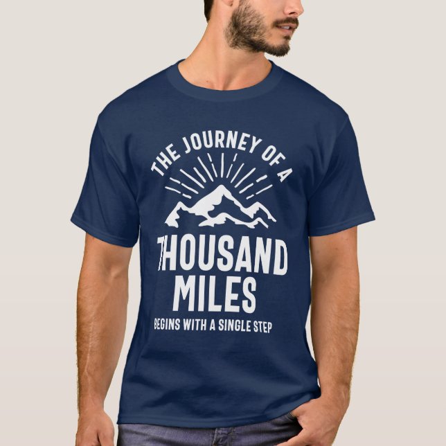 Camiseta A Viagem De Mil Milhas Começa Com (Frente)