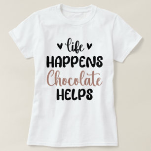 Camiseta A vida acontece chocolate ajuda a família a tomar