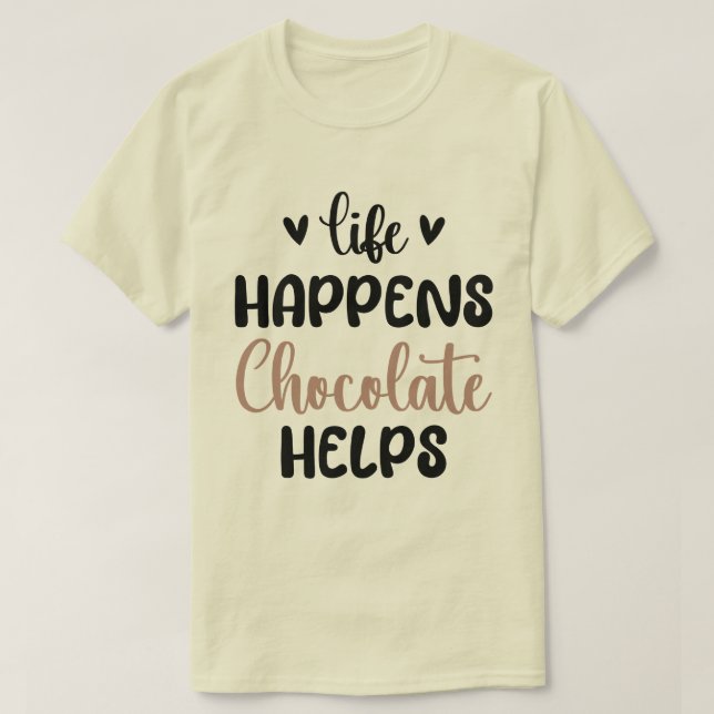 Camiseta A vida acontece chocolate ajuda a família a tomar  (Frente do Design)