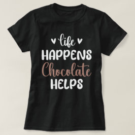 Camiseta A vida acontece chocolate ajuda a tipografia de po