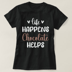Camiseta A vida acontece chocolate ajuda a tipografia de po