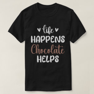Camiseta A vida acontece chocolate ajuda a tipografia de po